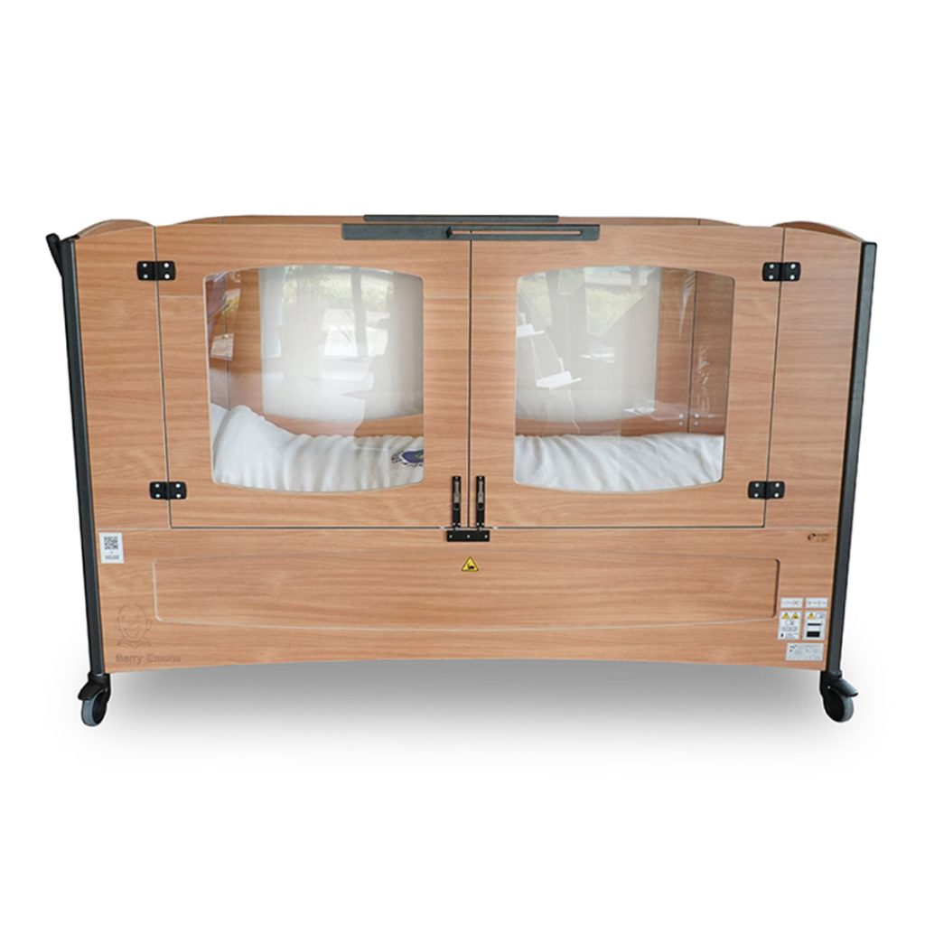 Een houten bedbox Oslo met een middelhoge omranding.