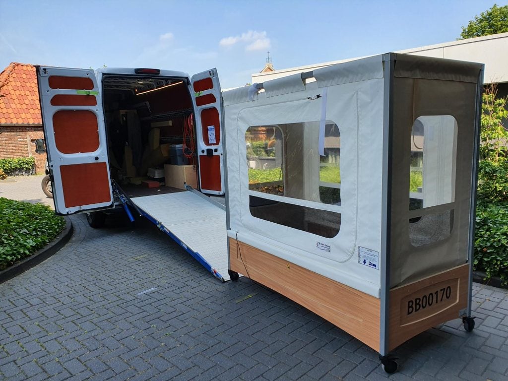 Verhuur tentbed van Barry Emons wordt opgehaald door busje van Barry Emons.