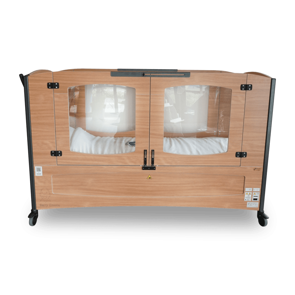 Een houten bedbox Oslo met middelhoge omranding en hoog-laag systeem.