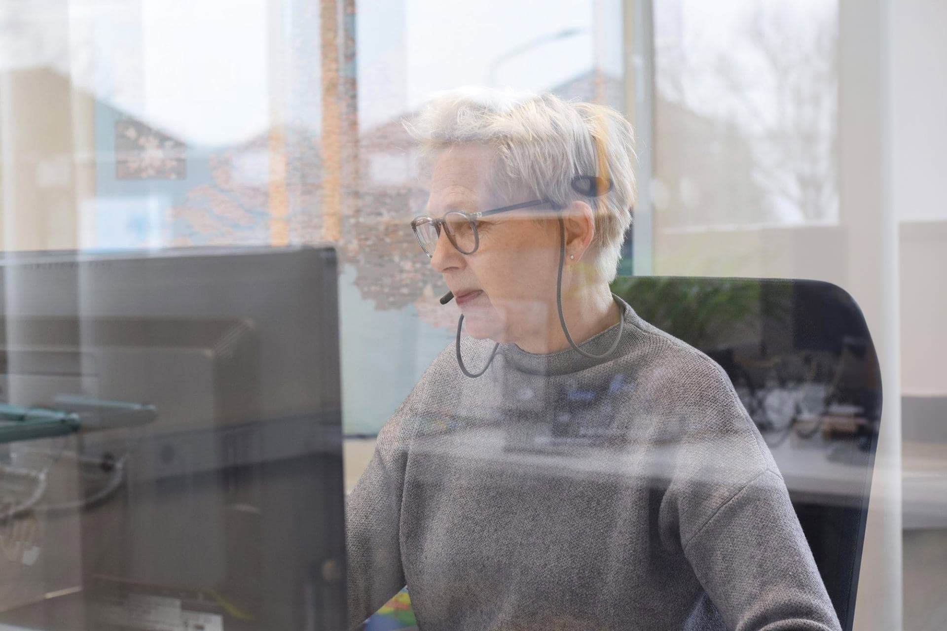 vrouw-klantenservice-met-hoofdtelefoon-achter-computer