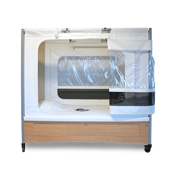 Een SoftFit Tentbed voor dementie, ouderenzorg of gehandicaptenzorg, opengeritst, met hoog-laag systeem.