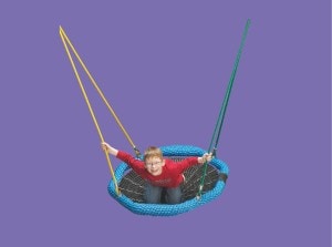 nestschommel-met-kind-op-paarse-achtergrond