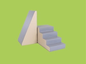 softplay-glijbaan-en-trap-op-groene-achtergrond